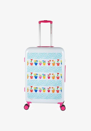 Maleta rígida con un acabado blanco, acentos en rosa y un diseño floral juguetón en macetas. Cuenta con cuatro ruedas y un asa retráctil.