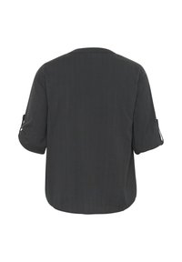 Haut noir à manches courtes avec une coupe ample, featuring un pli au dos et des détails de revers roulés. Texture lisse avec des rayures verticales subtiles.