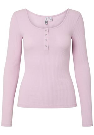 Hele-roosa soonelise musteriga pikkade varrukatega topp, millel on ümarsuu kaelus ja esiääres neli väikest hõbedast trukknappi.