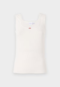 Top sin mangas blanco con cuello cuadrado y tirantes estrechos. Presenta un pequeño acento floral en el centro del pecho.