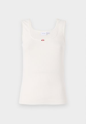 Top in cotone bianco a costine con scollo quadrato e spalline sottili. Presenta un piccolo dettaglio floreale al centro del petto.