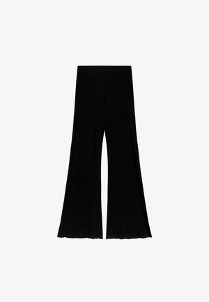 Melni, platleği bikses ar ribotu tekstūru, ar augstu jostasvietu un plūstošu siluetu. Nav saskatāmu rakstu vai akcentu.