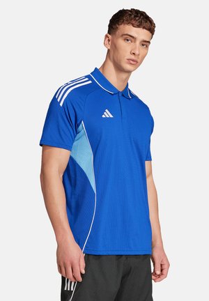Blauwe polo met korte mouwen, kraag en witte accenten. Heeft een lichtblauw zijpaneel en een grijze verticale trim. Adidas-logo op de borst.