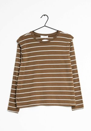 Braunes Langarmhemd mit weißen horizontalen Streifen, runder Halsausschnitt und versetzten Schulternähten, hängt an einem schwarzen Plastikhänger.