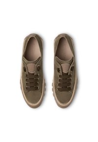 Sneakers in suede verde con lacci marroni, suola in gomma e un inserto in pelle. Presentano una punta arrotondata e una parte superiore testurizzata per una migliore aderenza.