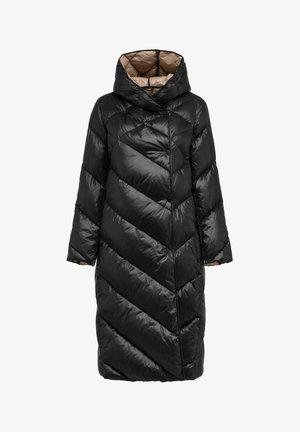 Czarna kurtka puchowa z chevronowym wzorem, dużym kapturem i kontrastową beżową podszewką. Długie rękawy i długość za kolano.