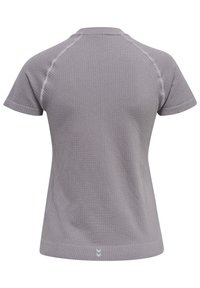 Kortærmet, tætsiddende t-shirt i lysegrå med tekstureret mønster og kontrasterende syninger. Rund halsudskæring med et diskret logo ved kanten.