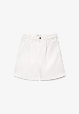 Shorts blancs taille haute avec plis à l'avant, poches latérales, passants de ceinture et une fermeture par bouton noir à la taille.
