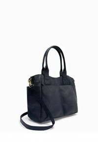 Sac à main en cuir bleu marine avec deux poignées supérieures et une bandoulière amovible. Corps texturé, forme rectangulaire, et accents carrés aux bases des sangles.