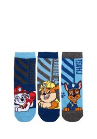 Tre paia di calzini colorati con personaggi dei cartoni animati. A sinistra: cane rosso e bianco su sfondo azzurro chiaro. Al centro: cane con casco da cantiere su fondo blu scuro. A destra: cane in uniforme di polizia su sfondo grigio.