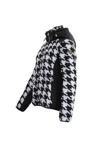 Schwarz-weiße Hahnentrittmuster-Fleecejacke mit gesteppten schwarzen Ärmeln und Kragen. Verfügt über goldene Beschläge und ein Emblem auf der Schulter.