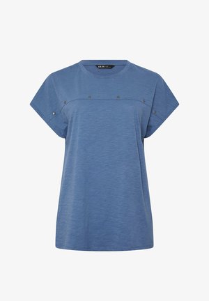 Blauw topje met korte mouwen, ruime pasvorm, ronde hals en decoratieve metalen studs op borst en mouwen.