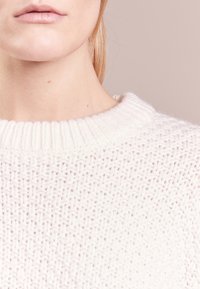 Club Monaco Stickad tröja - white