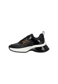 Sorte patentlæder sneakers med teksturerede paneler, hvid sål og en guldmetal logo accent på siden. Har polstret krave og snørebånd.