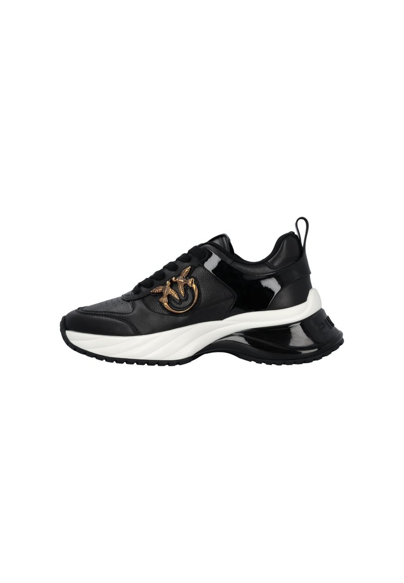 Sorte patentlæder sneakers med teksturerede paneler, hvid sål og en guldmetal logo accent på siden. Har polstret krave og snørebånd.