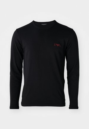T-shirt noir à manches longues en coton doux, avec un petit logo rouge sur la poitrine gauche, un col rond classique et des manches ajustées.
