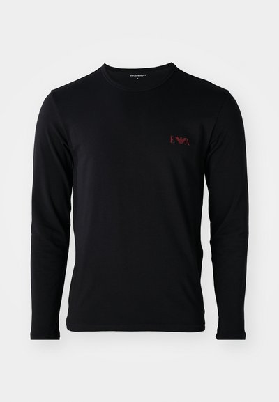 T-shirt noir à manches longues en coton doux, avec un petit logo rouge sur la poitrine gauche, un col rond classique et des manches ajustées.
