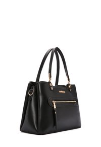 Borsa a tracolla nera in sintetico con due manici, tasca anteriore con zip, hardware in tonalità oro e forma rettangolare strutturata.