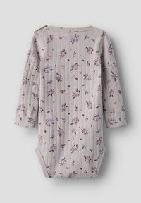 Body z długim rękawem z jasnoszarej prążkowanej tkaniny, zdobiony kwiatowym wzorem z różowymi i fioletowymi kwiatami, z zapięciem na zatrzask na ramieniu.