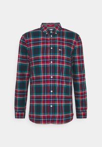 Camisa de cuadros de manga larga con colores rojo, verde y azul marino, material de algodón, cuello abotonado y pequeño logo en el pecho.