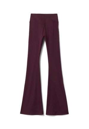 Pantalones de talle alto y pernera acampanada en color burdeos oscuro con tejido liso y sin patrones ni decoraciones visibles.