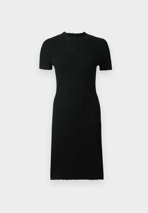 Svart ribbad klänning med korta ärmar, rund halsringning, figurnära silhuett och knälång längd. Tillverkad av textil med vertikala linjer.