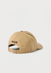 Gorra de béisbol de algodón beige con una correa ajustable, hebilla de metal y "MSGM" bordado en negro en la parte trasera.