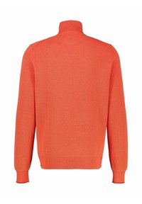 Orangener Pullover mit hohem Kragen, strukturiertem Stoff, langen Ärmeln und gerippten Bündchen. Rückansicht zeigt einfarbige Oberfläche ohne Verzierungen.