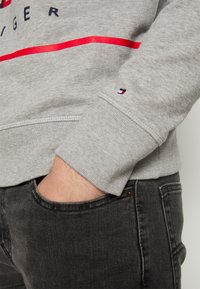 Tommy Hilfiger LARGE FLAG HOODY - Camisola - light grey heather