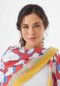 Zachte fleecedeken met Snoopy en Peanuts patroon in rood, wit en blauw. Gele rand aan de rand voegt contrast en flair toe.