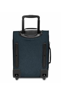 Rullande resväska med en mörkblå tygutsida, svarta plastdetaljer, utdragbart handtag och smidiga hjul för enkel rörlighet.
