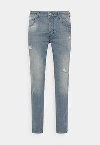 Ljusblå denimjeans med slim fit, slitna detaljer fram, femficksdesign och knäppning med knapp.