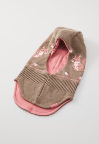 Braune Strickhaube mit rosa Futter, die Eichhörnchenmuster und gerippte Akzente aufweist. Weiche Textur, ovaler Ausschnitt für den Kopf und ein Etikett.