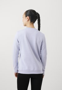 Lila Sweatshirt mit langen Ärmeln, gerippten Bündchen und rundem Hals. Glatte Textur und lässige Passform. Rückansicht dargestellt.