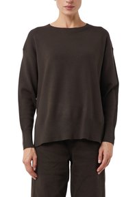 Ciemnobrązowy sweter dzianinowy z okrągłym dekoltem, ściągaczami na mankietach i dolnej krawędzi, luźny krój oraz opadające ramiona, w połączeniu z pasującymi spodniami.
