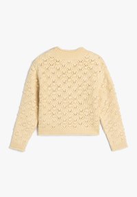 Sweter wełniany w miękkim kremowym kolorze, z teksturowanym wzorem koronkowym oraz ściągaczami przy mankietach i dolnym brzegu. Okrągły dekolt i luźny krój.