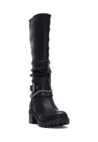 Bota alta de piel negra con un eje holgado, acentos de cadena plateada, un detalle de hebilla y un tacón ancho con una suela texturizada.