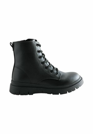 Sort læder snørestøvle med tyk rillede sål og trækkeøre på hælen, vist i sideprofil mod en hvid baggrund.