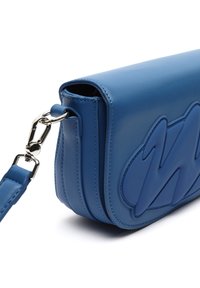 Borsa a tracolla blu in pelle con una texture liscia, caratterizzata da un design goffrato in rilievo, hardware argentato e una tracolla regolabile.