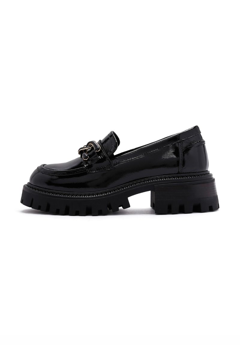 Zwarte gepatineerde leren loafers met een robuuste zool, voorzien van een decoratieve metalen kettingaccent op het bovenwerk en een gladde buitenafwerking.
