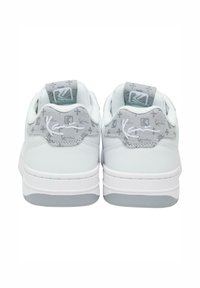 Hvide sneakers med en tekstureret grå hælflektion med et mønster. De har en polstret krave og en grå logo-detalje på hælflappen.