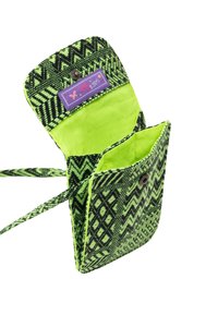 Borsetta in tessuto con un vivace motivo geometrico verde e nero, dotata di chiusura con bottone e interno foderato in tessuto verde uniforme.