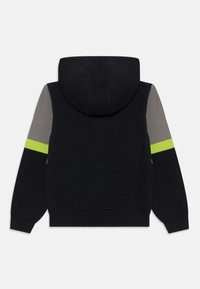 Sweatshirt à capuche noir avec des accents gris et vert fluo sur les manches. Tissu doux avec des poignets et un ourlet côtelés, dotée d'une capuche arrondie.
