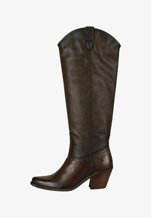 Botte en cuir marron à hauteur de genou avec un bout pointu, un haut courbé, une surface texturée et un talon empilé. Présente un détail de logo subtil sur le côté.