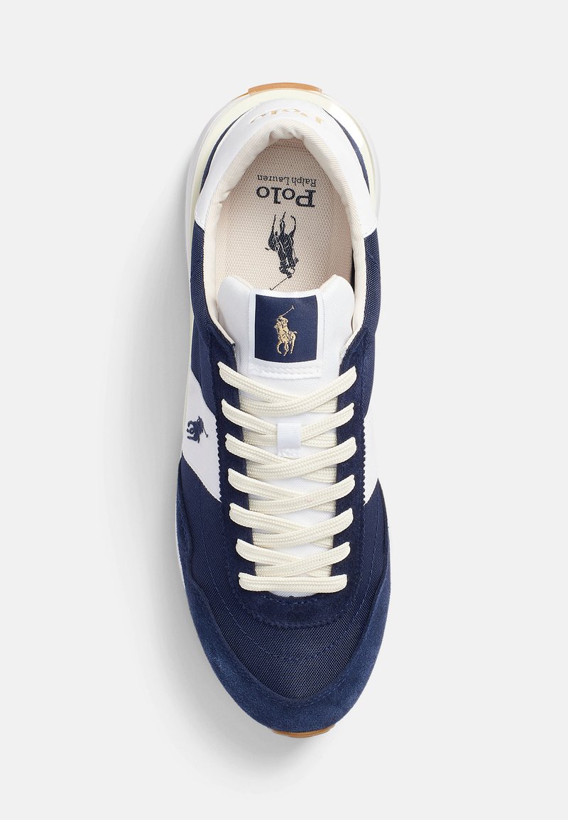 Marineblaue Sneaker mit weißen Akzenten, aus Stoff und Wildleder, mit Schnürdesign und gesticktem Logo auf der Zunge.