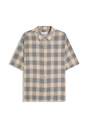 Cămașă cu mânecă scurtă, cu nasturi, în carouri bej și gri, cu guler, afișată aplatizată pe un fundal alb.