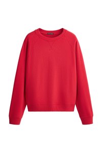 Sweat-shirt rouge à manches longues, col rond, poignets et ourlet côtelés, design simple et détails de coutures visibles au niveau du col.