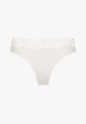Lace-trimmed thong in lichtcrème met bloemenpatroon op de tailleband, een gladde stof en delicate stiksels aan de voorkant.
