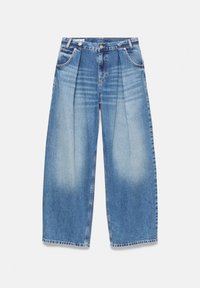 Jean denim bleu à jambes larges avec plis à l'avant, détails délavés et style traditionnel à cinq poches.