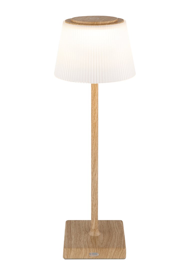 Lampada da tavolo in legno con base quadrata, stelo slanciato e paralume in tessuto bianco plissettato. Presenta una finitura in legno naturale.
